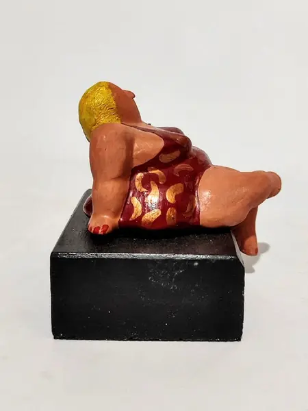 Foto de um(a) Escultura Terracota e Madeira, 1994, da categoria de Escultura. Escultura de mesa em terracota policromada com base em madeira ebanizada, de 1994. A: 9 cm L: 6,5 cm P: 7 cm Base: 9,5 x... Mostrado de uma perspectiva diferente. Vendido no marketplace Trésors.