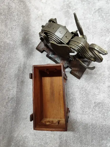 Foto de um(a) Caixa Container Elefante, Década de 1940, da categoria de Cestos e Caixas. Contêiner elefante: caixa de madeira com tampa de elefante em compensado com corte computadorizado com pátina bronze... Mostrado de uma perspectiva diferente. Vendido no marketplace Trésors.