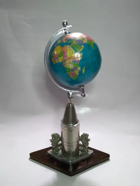 Foto de um(a) Globo Leões, da categoria de Globos. Globo em metal niquelado com dois leões na base e madeira. A: 29cm D: 10cm peso: 660g. Mostrado de uma perspectiva diferente. Vendido no marketplace Trésors.