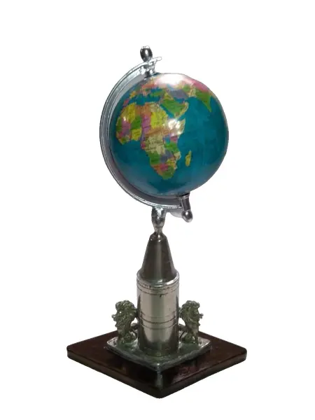 Foto de um(a) Globo Leões, da categoria de Globos. Globo em metal niquelado com dois leões na base e madeira. A: 29cm D: 10cm peso: 660g. Vendido no marketplace Trésors.