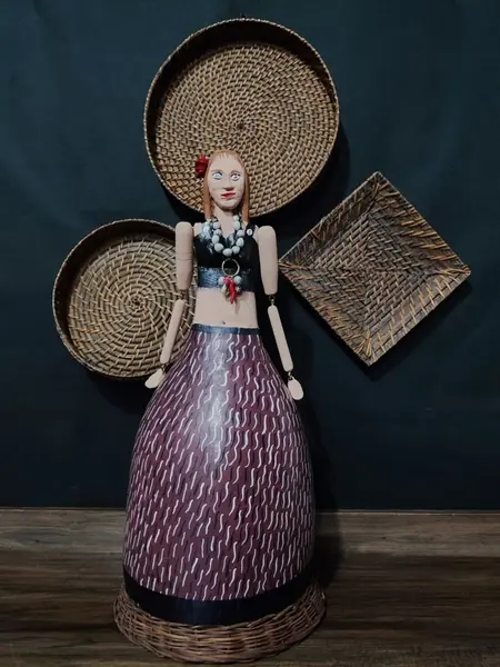 Foto de um(a) Boneca em Porongo, Arte Nordeste Brasileiro, Década de 1990, da categoria de Bonecas. Boneca feita com porongo e madeira, braços articulados e acabamento da saia é vime. Década de 1990, artesanato do nordeste... Mostrado de uma perspectiva diferente. Vendido no marketplace Trésors.