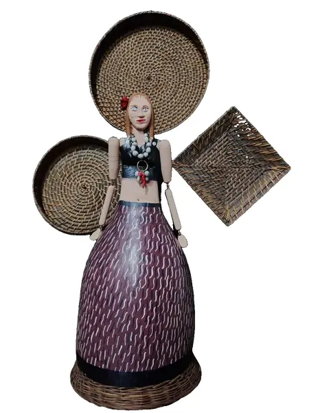 Foto de um(a) Boneca em Porongo, Arte Nordeste Brasileiro, Década de 1990, da categoria de Bonecas. Boneca feita com porongo e madeira, braços articulados e acabamento da saia é vime. Década de 1990, artesanato do nordeste... Vendido no marketplace Trésors.