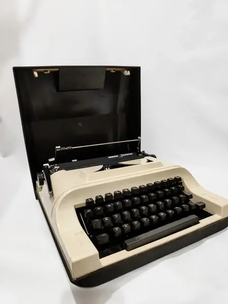 Foto de um(a) Máquina de Escrever Ramington-Ipanema, Década de 1980, da categoria de Maquinas de Escrever. Máquina de detilografia portátil da marca remington ipanema, com caixa original. Um dos expoentes em tecnologia dos anos... Mostrado de uma perspectiva diferente. Vendido no marketplace Trésors.
