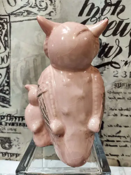 Foto de um(a) Mommy Coruja 90'S, da categoria de Modelos e estatuetas. Coruja com filhote em cerâmica esmaltada e com início de craquelamento, década de 1990 sem marca do fabricante. A: 18 cm L:... Mostrado de uma perspectiva diferente. Vendido no marketplace Trésors.