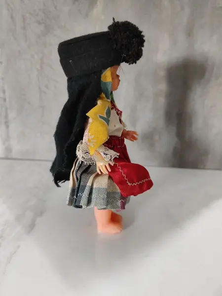 Foto de um(a) Mimi Boneca de Estremadura, Portugal, Década de 1960, da categoria de Bonecas. Miniatura de boneca em traje típico português, região estremadura, com sete saias. Comum em lembranças de viagens nos anos... Mostrado de uma perspectiva diferente. Vendido no marketplace Trésors.