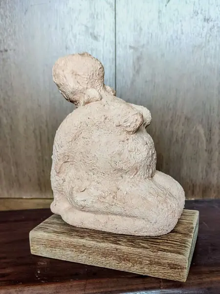 Foto de um(a) Escultura Cerâmica e Terracota Mr, da categoria de Escultura. Escultura em cerâmica com pátina em terracota e base em madeira de demolição. Peça única pelo designer marcelus ribas A:... Mostrado de uma perspectiva diferente. Vendido no marketplace Trésors.