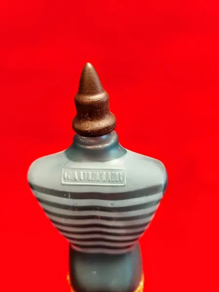 Foto de um(a) Escultura Jean Paul Gaultier, Peça Única, da categoria de Escultura. Frasco de perfume le male / jean paul gaultier transformado em um manequim de mesa decorativo e perene. Pedestal em madeira... Mostrado de uma perspectiva diferente. Vendido no marketplace Trésors.