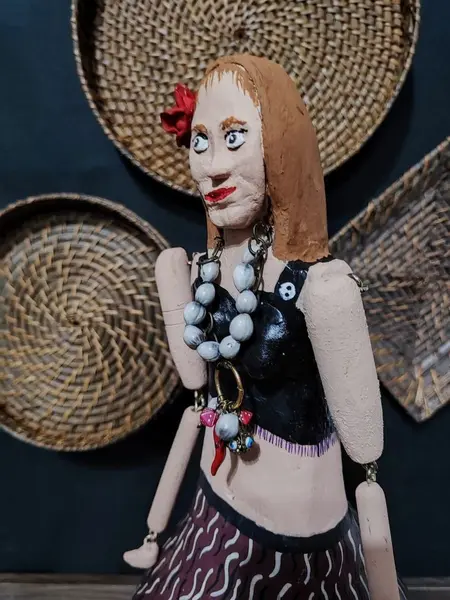 Foto de um(a) Boneca em Porongo, Arte Nordeste Brasileiro, Década de 1990, da categoria de Bonecas. Boneca feita com porongo e madeira, braços articulados e acabamento da saia é vime. Década de 1990, artesanato do nordeste... Mostrado de uma perspectiva diferente. Vendido no marketplace Trésors.