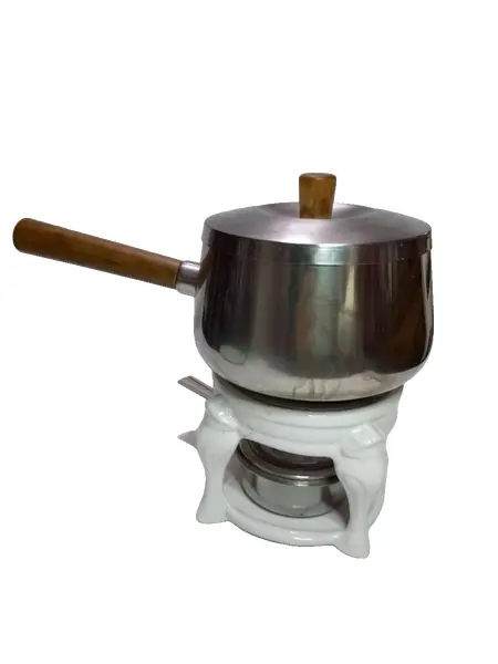 Foto de um(a) Panela de Fondue com Rechaud em Porcelana, da categoria de Panelas. Panela de fondue em inox e suporte em porcelana. A: 24cm / Diâmetro: 16cm. Vendido no marketplace Trésors.