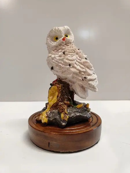 Foto de um(a) Coruja em Resina e Imbuia, Década de 1990, da categoria de Modelos e estatuetas. Coruja de resina policromada e base de imbuia, década de 1990. A: 14 cm Diâmetro da base: 9 cm Peso: 208 g. Mostrado de uma perspectiva diferente. Vendido no marketplace Trésors.