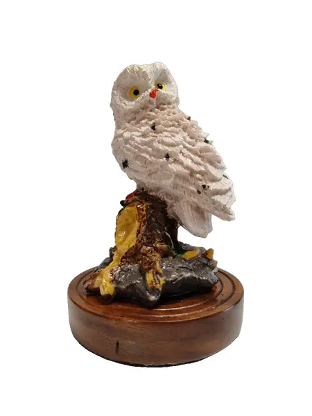 Foto de um(a) Coruja em Resina e Imbuia, Década de 1990, da categoria de Modelos e estatuetas. Coruja de resina policromada e base de imbuia, década de 1990. A: 14 cm Diâmetro da base: 9 cm Peso: 208 g. Vendido no marketplace Trésors.