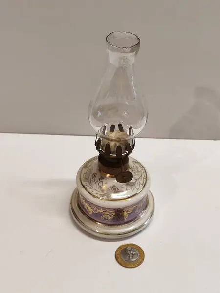 Foto de um(a) Lampião de Mesa em Porcelana e Vidro, Década de 1940, da categoria de Abajures. Lampião de mesa em porcelana policromada e iridescente com motivo floral e filetes tudo em ouro, manga em vidro translúcido,... Mostrado de uma perspectiva diferente. Vendido no marketplace Trésors.