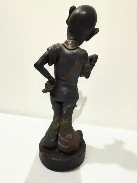 Foto de um(a) Escultura Caricata Velho Dentista, da categoria de Escultura. Escultura caricatura de um velho dentista com boticão na mão e tudo. Feito em resina com pátina oxidada e base de pedra... Mostrado de uma perspectiva diferente. Vendido no marketplace Trésors.