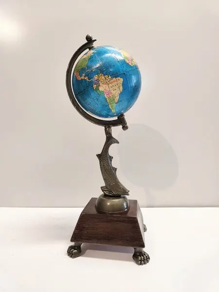Foto de um(a) Globo Terrestre Robalo e Imbuia, Peça Única, da categoria de Globos. Globo terrestres de mesa: base em imbuia com pés de garra, tendo como haste um robalo em latão com pátina bronze. Globo... Mostrado de uma perspectiva diferente. Vendido no marketplace Trésors.