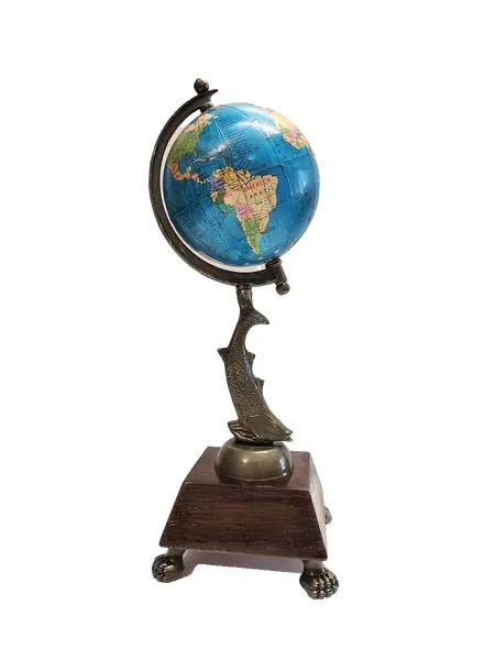 Foto de um(a) Globo Terrestre Robalo e Imbuia, Peça Única, da categoria de Globos. Globo terrestres de mesa: base em imbuia com pés de garra, tendo como haste um robalo em latão com pátina bronze. Globo... Vendido no marketplace Trésors.