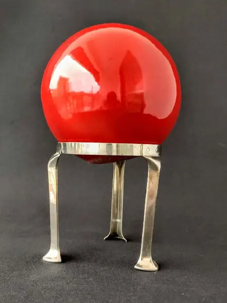 Foto de um(a) Esfera Red Anos 90, da categoria de Outros objetos decorativos. Esfera em cerâmica na cor vermelha, década de 1990.Diametro: 13 cm / peso 378 g Suporte em latão com banho de níquel:... Mostrado de uma perspectiva diferente. Vendido no marketplace Trésors.