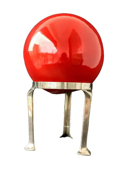 Foto de um(a) Esfera Red Anos 90, da categoria de Outros objetos decorativos. Esfera em cerâmica na cor vermelha, década de 1990.Diametro: 13 cm / peso 378 g Suporte em latão com banho de níquel:... Vendido no marketplace Trésors.