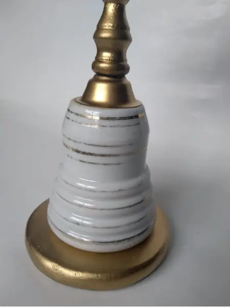Foto de um(a) Globo Porcelana anos 40, da categoria de Globos. Globo terrestre com base em madeira dourada e porcelana com filetes de ouro, década de 1940. peça única pelo designer... Mostrado de uma perspectiva diferente. Vendido no marketplace Trésors.