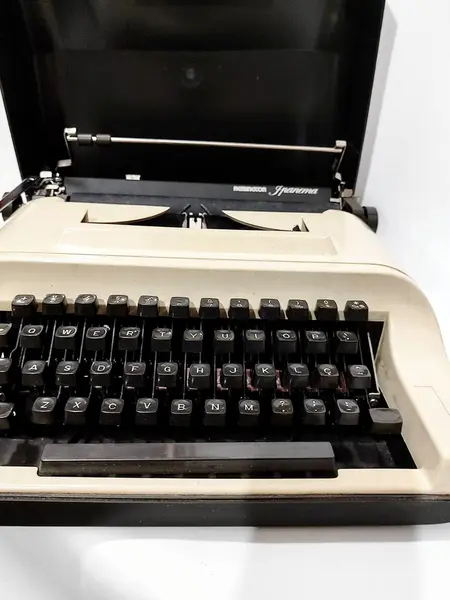 Foto de um(a) Máquina de Escrever Ramington-Ipanema, Década de 1980, da categoria de Maquinas de Escrever. Máquina de detilografia portátil da marca remington ipanema, com caixa original. Um dos expoentes em tecnologia dos anos... Mostrado de uma perspectiva diferente. Vendido no marketplace Trésors.