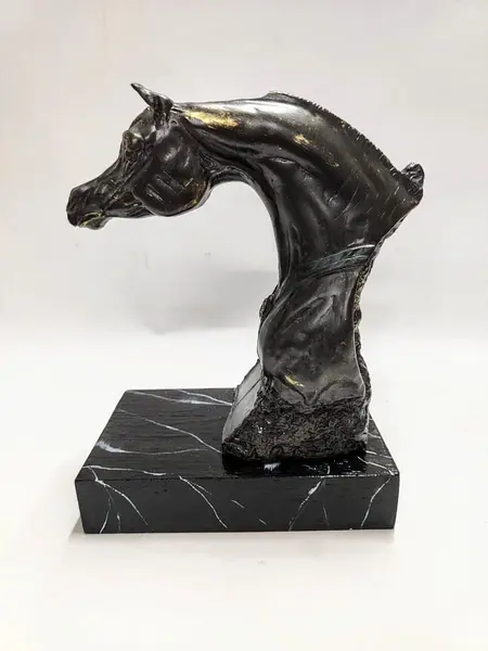 Foto de um(a) Escultura Equina Garanhão em Resina Italiana, Anos 2000, da categoria de Escultura. Escultura equina de garanhão premiado em resina italiana com acabamento em pátina bronze oxidado e base em madeira... Mostrado de uma perspectiva diferente. Vendido no marketplace Trésors.