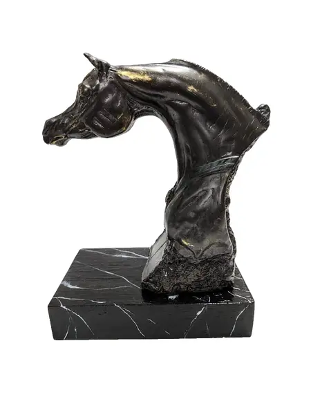 Foto de um(a) Escultura Equina Garanhão em Resina Italiana, Anos 2000, da categoria de Escultura. Escultura equina de garanhão premiado em resina italiana com acabamento em pátina bronze oxidado e base em madeira... Vendido no marketplace Trésors.
