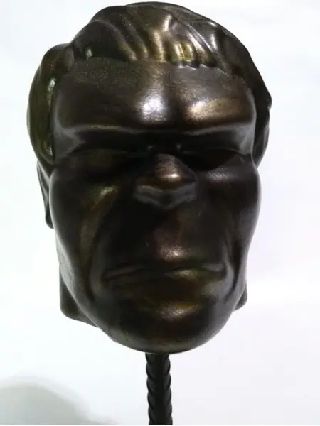 Foto de um(a) Escultura Toy Art O Incrível Hulk, da categoria de Escultura. Incrível hulk: escultura personagem marvel em técnica mista com pátina bronze oxidada, haste em vergalhão e cubo em madeira... Mostrado de uma perspectiva diferente. Vendido no marketplace Trésors.