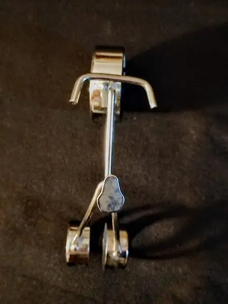 Foto de um(a) Relógio Bicicleta, Década de 1980, da categoria de Relógios de mesa. Relógio bicicleta em metal niquelado, década de 1989 máquina do relógio com bateria. L: 14,7 cm A: 11 cm P: 3,7 cm Peso: 83 g. Mostrado de uma perspectiva diferente. Vendido no marketplace Trésors.