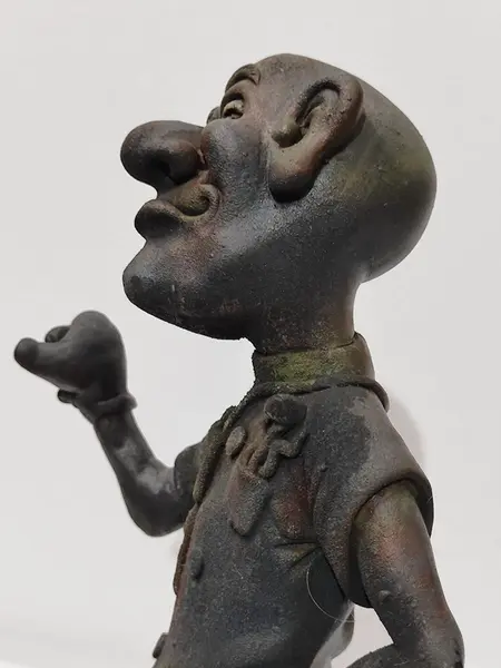 Foto de um(a) Escultura Caricata Velho Dentista, da categoria de Escultura. Escultura caricatura de um velho dentista com boticão na mão e tudo. Feito em resina com pátina oxidada e base de pedra... Mostrado de uma perspectiva diferente. Vendido no marketplace Trésors.