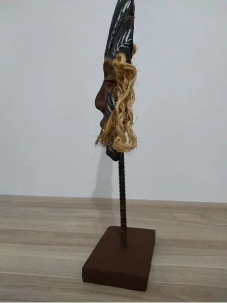 Foto de um(a) Escultura Indígena, da categoria de Escultura. Escultura com tema indígena em terracota com adereços em sisal e base em madeira. Peça única pelo designer marcelus ribas.... Mostrado de uma perspectiva diferente. Vendido no marketplace Trésors.