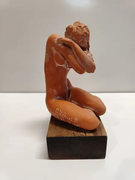 Foto de um(a) Escultura em Terracota, Artista Dante Castelani, 1995, da categoria de Escultura. Escultura em terracota tendo como tema figura feminina com base emmadeira. Artista é dante castelani datada de 1995,... Mostrado de uma perspectiva diferente. Vendido no marketplace Trésors.