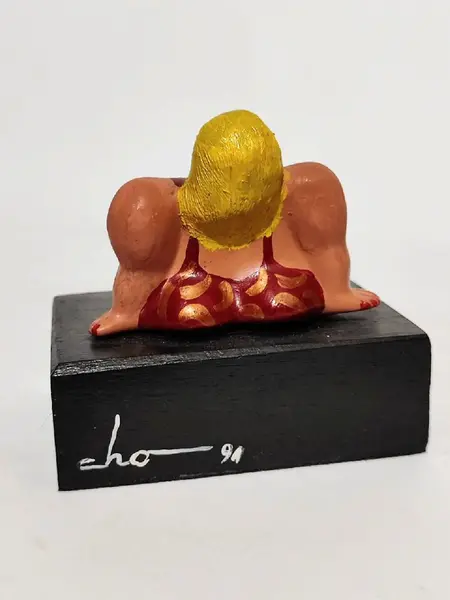 Foto de um(a) Escultura Terracota e Madeira, 1994, da categoria de Escultura. Escultura de mesa em terracota policromada com base em madeira ebanizada, de 1994. A: 9 cm L: 6,5 cm P: 7 cm Base: 9,5 x... Mostrado de uma perspectiva diferente. Vendido no marketplace Trésors.