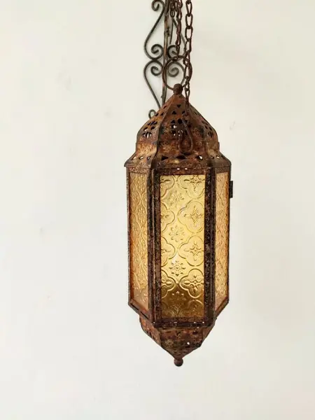 Foto de um(a) Lamparina Marroquina, da categoria de Arandelas. Lamparina marroquina em ferro oxidado e com vidro original na cor âmbar, utiliza vela, década de 1980. A: 32cm / Diâmetro:... Mostrado de uma perspectiva diferente. Vendido no marketplace Trésors.