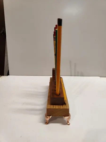 Foto de um(a) Coleção Lápis Década de 1960 com Suporte em Madeira, da categoria de Outros colecionáveis. Coleção de dez lápis década de 1960 com suporte em madeira. A: 7,5 cm L: 20,5 cm P: 6 cm peso: 265g. Mostrado de uma perspectiva diferente. Vendido no marketplace Trésors.