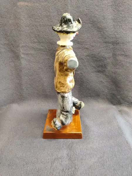 Foto de um(a) Espantalho em Cerâmica Policromada, Cerâmica Artística Barbosa, Década de 1970, da categoria de Modelos e estatuetas. Espantalho de cerâmica policromada e vitrificada. Fabricante cerâmica artística barbosa - sp, decada de 1970 A: 40 cm L: 19... Mostrado de uma perspectiva diferente. Vendido no marketplace Trésors.