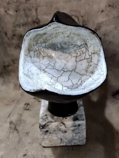 Foto de um(a) Escultura Cerâmica Preta e Branco, Década de 2000, da categoria de Escultura. Escultura em cerâmica preto e branco esmaltada e craqueada com base em granito maciço. Peça única pelo designer marcelus... Mostrado de uma perspectiva diferente. Vendido no marketplace Trésors.