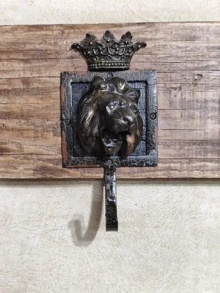 Foto de um(a) Cabideiro de Parede Dobermann, da categoria de Cabideiros e porta-chapéus. Cabideiro em madeira de demolição envelhecida e envernizada com verniz fosco, três ganchos em ferro e latão oxidado. No... Mostrado de uma perspectiva diferente. Vendido no marketplace Trésors.