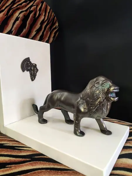 Foto de um(a) Apoio para Livros Leão 22', da categoria de Apoio para livros. Apoio de livros com base em silestone e leão em latão com pátina bronze envelhecido, com selo em latão da south áfrica... Mostrado de uma perspectiva diferente. Vendido no marketplace Trésors.