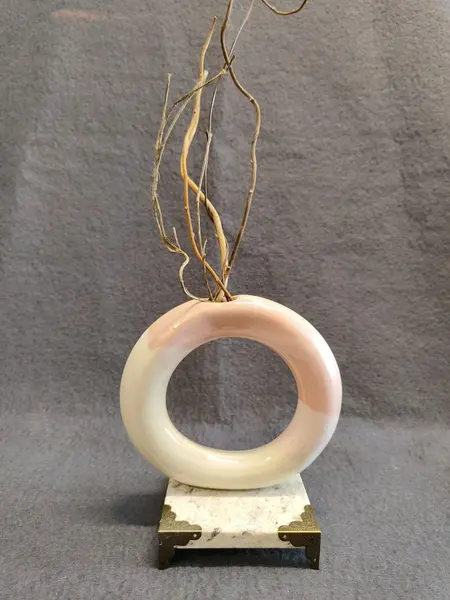 Foto de um(a) Castiçal Ou Vaso em Cerâmica e Granito, Winter Studio, Década de 1990, da categoria de Castiçais. Vaso ou castiçal em cerâmica de alta temperatura com base em granito e cantoneira em latão. Fabricado pela winter studio,... Mostrado de uma perspectiva diferente. Vendido no marketplace Trésors.