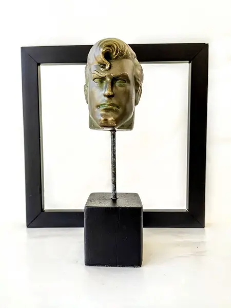 Foto de um(a) Escultura Toy Art Superman / Super Homem Dc Comics, da categoria de Escultura. Coleção dc comics: escultura super homem em técnica mista e acabamento patina bronze oxidado, sobre cubo de madeira... Mostrado de uma perspectiva diferente. Vendido no marketplace Trésors.