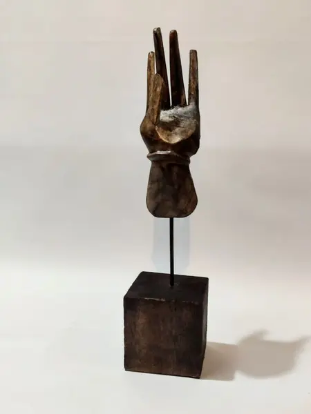Foto de um(a) Escultura Mão de Buda em Madeira, da categoria de Escultura. Escultura em madeira com base também em madeira. Título: mão de buda peça única pelo designer marcelus ribas. A: 29 cm / L:... Mostrado de uma perspectiva diferente. Vendido no marketplace Trésors.