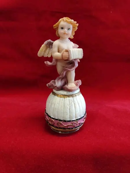 Foto de um(a) Sineta Sino de Mesa Anjo em Resina Italiana e Latão, Década de 1980, da categoria de Outros colecionáveis. Sineta de mesa em resina italiana policromada tendo um anjo como haste e com sino em latão cromado embutido, década de 1980.... Mostrado de uma perspectiva diferente. Vendido no marketplace Trésors.