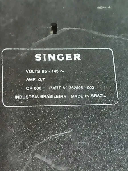Foto de um(a) Motor Máquina Singer, da categoria de Outros colecionáveis. Dois motores para máquina singer. Um 110w e outro 220 w ***muito tempo sem uso. Necessidade de limpeza.****. Mostrado de uma perspectiva diferente. Vendido no marketplace Trésors.