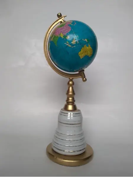 Foto de um(a) Globo Porcelana anos 40, da categoria de Globos. Globo terrestre com base em madeira dourada e porcelana com filetes de ouro, década de 1940. peça única pelo designer... Mostrado de uma perspectiva diferente. Vendido no marketplace Trésors.