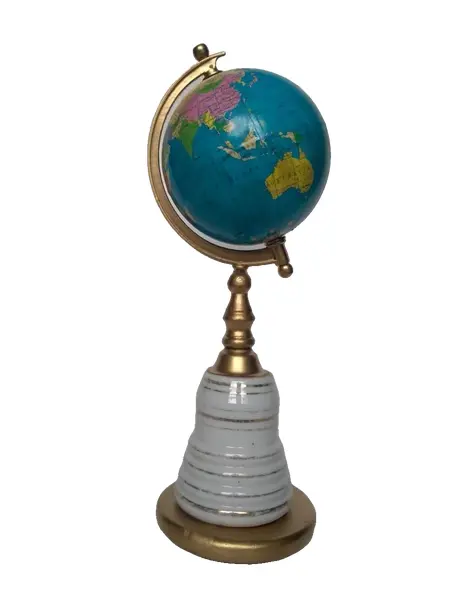 Foto de um(a) Globo Porcelana anos 40, da categoria de Globos. Globo terrestre com base em madeira dourada e porcelana com filetes de ouro, década de 1940. peça única pelo designer... Vendido no marketplace Trésors.