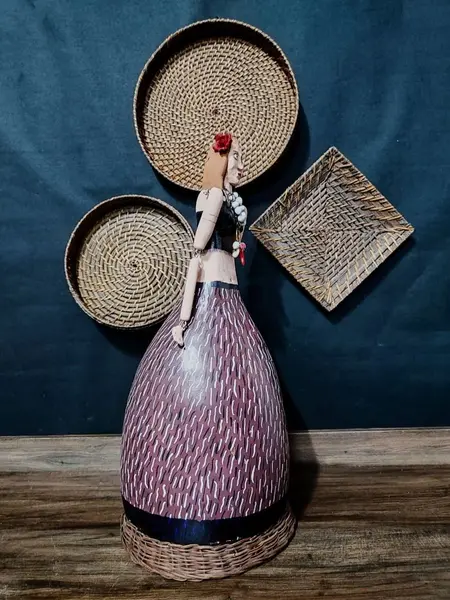 Foto de um(a) Boneca em Porongo, Arte Nordeste Brasileiro, Década de 1990, da categoria de Bonecas. Boneca feita com porongo e madeira, braços articulados e acabamento da saia é vime. Década de 1990, artesanato do nordeste... Mostrado de uma perspectiva diferente. Vendido no marketplace Trésors.