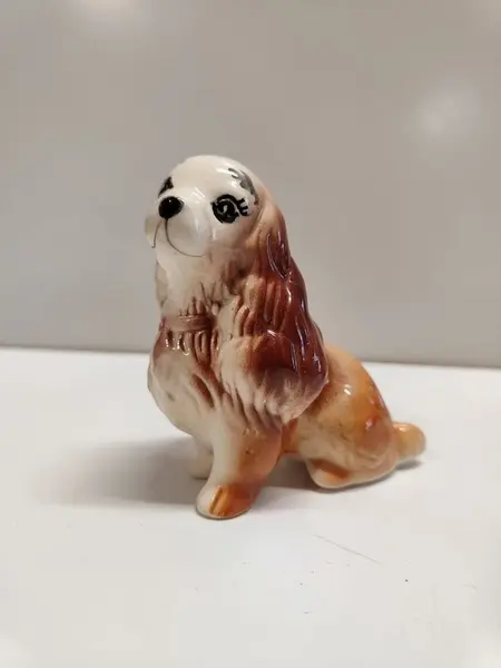 Foto de um(a) Mini Cocker Spaniel em Cerâmica, Década de 1940, da categoria de Modelos e estatuetas. Cachorra em cerâmica na cor caramelo da raça cocker spaniel. Sem marca do fabricante, década de 1940. A: 8,5 cm L: 9 cm P:... Mostrado de uma perspectiva diferente. Vendido no marketplace Trésors.