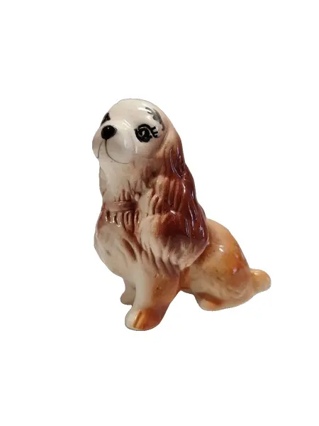 Foto de um(a) Mini Cocker Spaniel em Cerâmica, Década de 1940, da categoria de Modelos e estatuetas. Cachorra em cerâmica na cor caramelo da raça cocker spaniel. Sem marca do fabricante, década de 1940. A: 8,5 cm L: 9 cm P:... Vendido no marketplace Trésors.