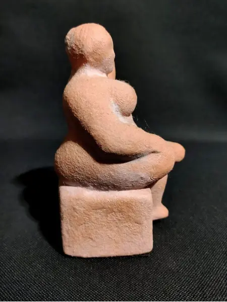 Foto de um(a) Escultura Terracota, da categoria de Escultura. Escultura feminina em terracota cor natural. Autor: marcelus ribas A: 12 cm L: 7 cm P: 8 cm Peso: 430 g. Mostrado de uma perspectiva diferente. Vendido no marketplace Trésors.