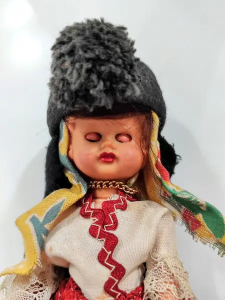 Foto de um(a) Mimi Boneca de Estremadura, Portugal, Década de 1960, da categoria de Bonecas. Miniatura de boneca em traje típico português, região estremadura, com sete saias. Comum em lembranças de viagens nos anos... Mostrado de uma perspectiva diferente. Vendido no marketplace Trésors.