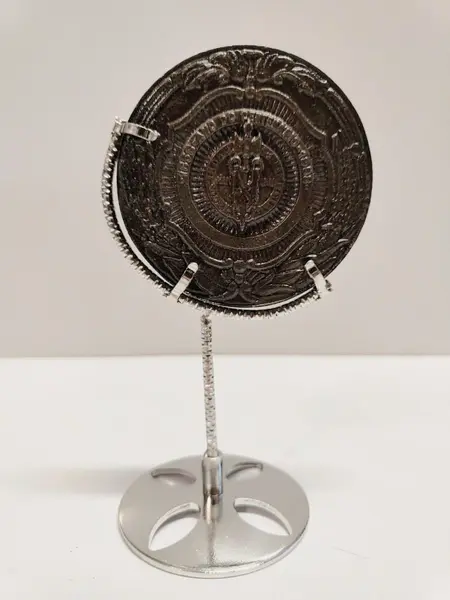 Foto de um(a) Medalha Centenário Associação Comercial de Porto Alegre 1858 - 1958, da categoria de Medalhas. Medalha em ferro fundido comemorativo ao centenário da associação comercial de porto alegre - 1858 - 1958. Suporte em metal... Mostrado de uma perspectiva diferente. Vendido no marketplace Trésors.